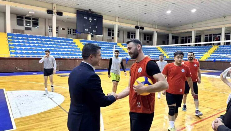 Spor Hizmetleri Müdürü Erdoğan Dönmez’den Gençlik Spor Kulübü Voleybol Takımına Moral Ziyareti