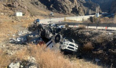 Tortum’da Şarampole Devrilen Tırın Sürücüsü Hayatını Kaybetti