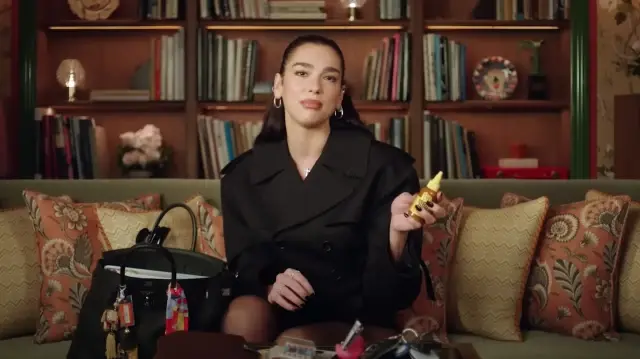 Dua Lipa'nın çantasından çıkanlar şaşırttı