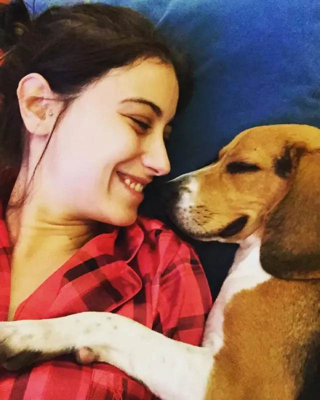 Hazal Kaya'nın köpeği 'Sherlock' hayatını kaybetti