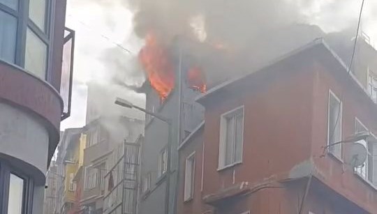 Beyoğlu'nda binada yangın