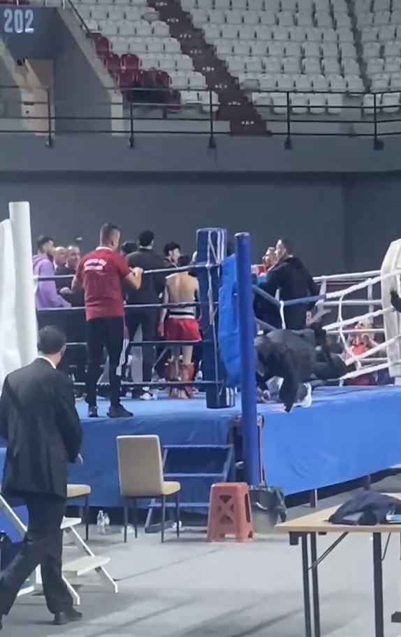 Kick boks maçında kavga ring dışına taştı: 1'i hakem 2 yaralı